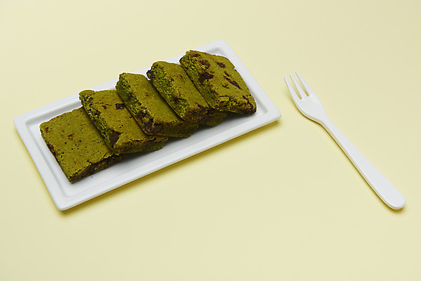 포토 JPG 스튜디오촬영 그릇 포크 디저트 실내 누끼 사람없음 여러개 달콤 녹차 오브젝트 말차 브라우니 초록배경 녹차맛 국내포토 식기 음식 다수 백그라운드 내부 초록색 차_음료 맛 파일형식