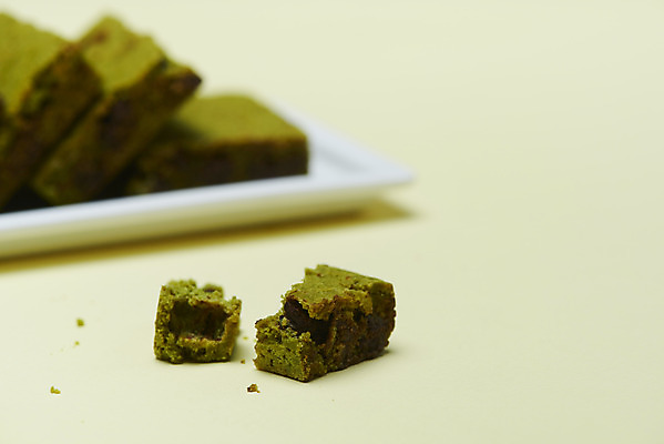 포토 JPG 스튜디오촬영 그릇 디저트 실내 누끼 근접촬영 사람없음 아웃포커스 여러개 달콤 녹차 오브젝트 말차 브라우니 초록배경 녹차맛 국내포토 식기 음식 뷰포인트 다수 백그라운드 촬영기법 내부 초록색 차_음료 맛 파일형식