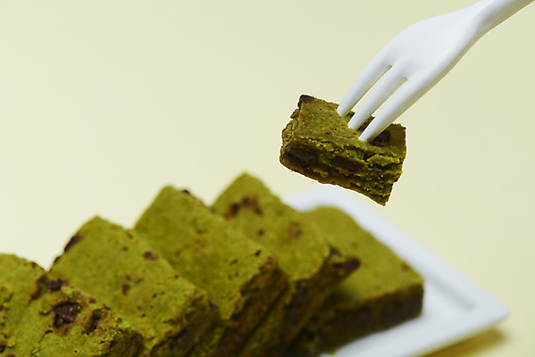 포토 JPG 스튜디오촬영 그릇 포크 디저트 실내 누끼 근접촬영 사람없음 여러개 달콤 녹차 오브젝트 말차 브라우니 초록배경 녹차맛 국내포토 식기 음식 뷰포인트 다수 백그라운드 내부 초록색 차_음료 맛 파일형식