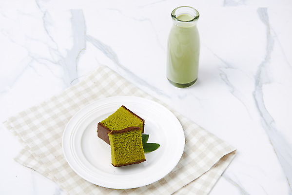 포토 JPG 스튜디오촬영 그릇 디저트 실내 누끼 사람없음 두개 식탁보 녹차 오브젝트 흰배경 말차 카스테라 녹차맛 녹차우유 국내포토 식기 음식 빵 백그라운드 2 내부 차_음료 우유 흰색 맛 파일형식