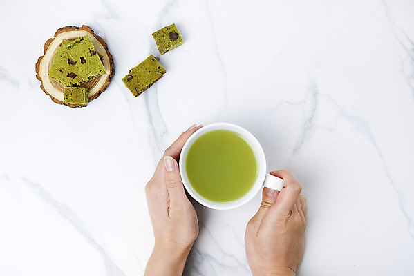 포토 JPG 스튜디오촬영 손 디저트 실내 누끼 20대 신체부위 하이앵글 머그컵 녹차 오브젝트 흰배경 말차 브라우니 플랫레이 녹차맛 국내포토 음식 뷰포인트 백그라운드 사람 청년 내부 컵 차_음료 흰색 플랫 맛 파일형식