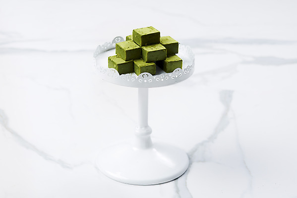 포토 JPG 스튜디오촬영 디저트 쟁반 실내 누끼 사람없음 장식 쌓기 초콜릿 여러개 달콤 녹차 오브젝트 흰배경 말차 생초콜릿 녹차맛 국내포토 음식 다수 백그라운드 모션 내부 차_음료 흰색 맛 파일형식