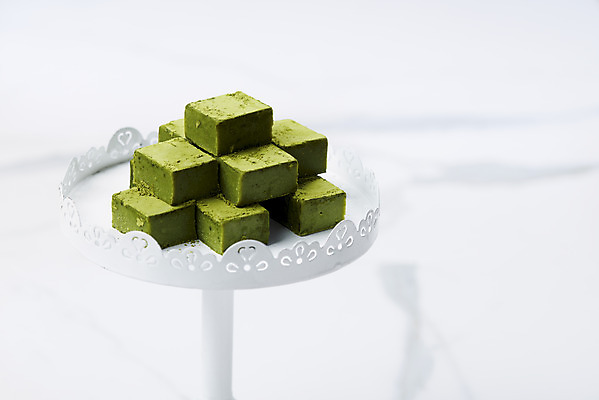 포토 JPG 스튜디오촬영 디저트 쟁반 실내 누끼 사람없음 장식 쌓기 초콜릿 여러개 달콤 녹차 오브젝트 흰배경 말차 생초콜릿 녹차맛 국내포토 음식 다수 백그라운드 모션 내부 차_음료 흰색 맛 파일형식