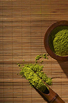 포토 JPG 스튜디오촬영 실내 누끼 사람없음 하이앵글 녹차 오브젝트 대나무발 나무그릇 녹차가루 말차 플랫레이 차시 국내포토 그릇 뷰포인트 내부 목재 차_음료 플랫 다기 가루 파일형식