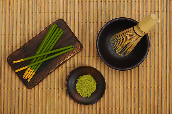 포토 JPG 스튜디오촬영 디저트 실내 누끼 사람없음 하이앵글 녹차 오브젝트 대나무발 빼빼로 나무그릇 녹차가루 말차 플랫레이 차선_다기 녹차맛 국내포토 그릇 음식 뷰포인트 내부 목재 차_음료 플랫 맛 다기 가루 막대과자 파일형식