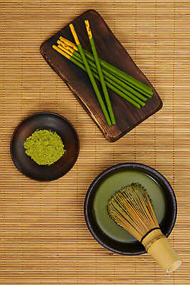 포토 JPG 스튜디오촬영 디저트 실내 누끼 사람없음 하이앵글 녹차 오브젝트 대나무발 빼빼로 나무그릇 녹차가루 말차 플랫레이 차선_다기 녹차맛 국내포토 그릇 음식 뷰포인트 내부 목재 차_음료 플랫 맛 다기 가루 막대과자 파일형식