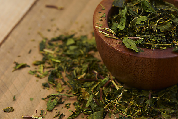 포토 JPG 스튜디오촬영 접시 건조 실내 누끼 근접촬영 사람없음 녹차 오브젝트 나무접시 녹차잎 말차 나무배경 국내포토 식기 뷰포인트 백그라운드 내부 차_음료 찻잎 파일형식