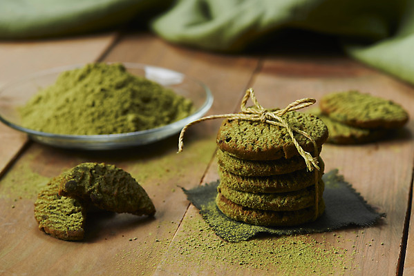 포토 JPG 스튜디오촬영 디저트 실내 누끼 근접촬영 사람없음 쿠키 여러개 녹차 오브젝트 녹차가루 말차 녹차맛 나무배경 국내포토 음식 뷰포인트 다수 백그라운드 내부 차_음료 맛 가루 파일형식