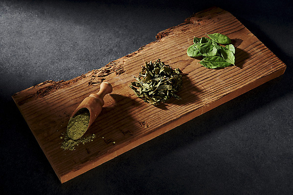 포토 JPG 스튜디오촬영 검은배경 실내 누끼 사람없음 녹차 오브젝트 나무그릇 녹차가루 녹차잎 말차 차시 국내포토 그릇 백그라운드 내부 목재 차_음료 검은색 다기 가루 찻잎 파일형식