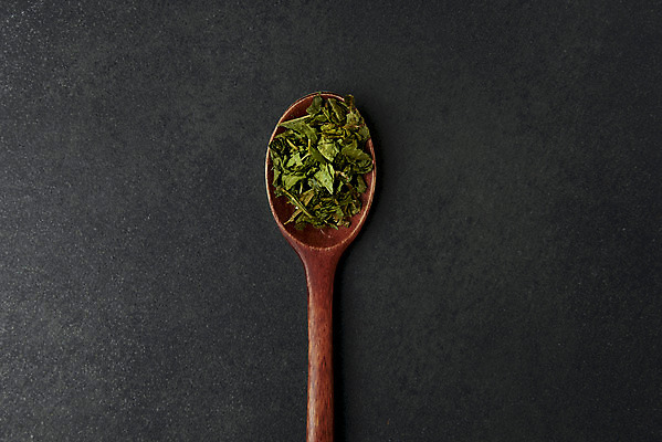 포토 JPG 스튜디오촬영 검은배경 건조 실내 누끼 사람없음 하이앵글 녹차 오브젝트 나무숟가락 녹차잎 말차 플랫레이 국내포토 뷰포인트 백그라운드 내부 차_음료 숟가락 검은색 플랫 찻잎 파일형식