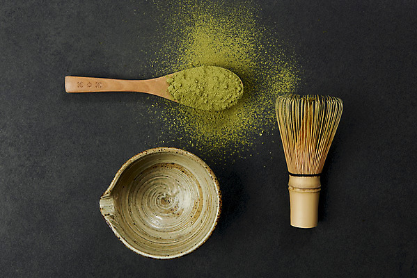 포토 JPG 스튜디오촬영 검은배경 실내 누끼 사람없음 컵 하이앵글 찻잔 녹차 오브젝트 나무숟가락 녹차가루 말차 플랫레이 차선_다기 국내포토 식기 뷰포인트 백그라운드 잔 내부 차_음료 숟가락 검은색 플랫 다기 가루 파일형식