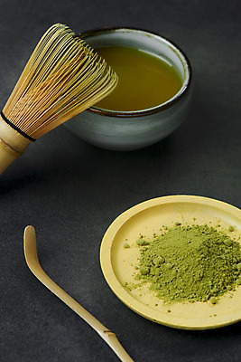 포토 JPG 스튜디오촬영 검은배경 티타임 실내 누끼 사람없음 녹차 오브젝트 녹차가루 말차 차선_다기 국내포토 백그라운드 휴식 내부 차_음료 검은색 다기 가루 파일형식