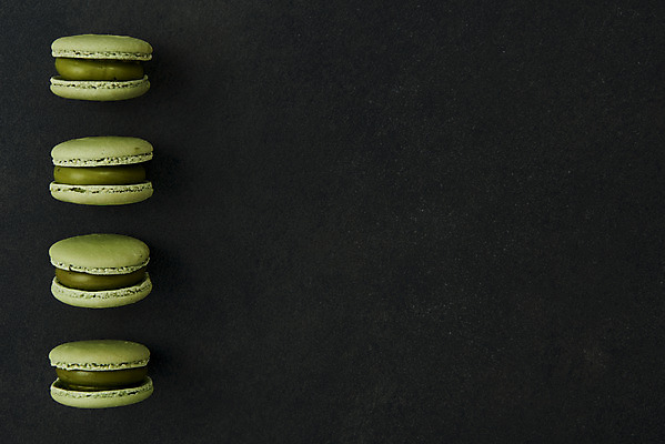 포토 JPG 스튜디오촬영 검은배경 디저트 실내 누끼 사람없음 하이앵글 여러개 달콤 녹차 오브젝트 일렬 마카롱 말차 플랫레이 녹차맛 국내포토 음식 뷰포인트 다수 백그라운드 내부 차_음료 검은색 플랫 맛 파일형식