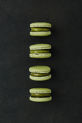포토 JPG 스튜디오촬영 검은배경 디저트 실내 누끼 사람없음 하이앵글 여러개 달콤 녹차 오브젝트 일렬 마카롱 말차 플랫레이 녹차맛 국내포토 음식 뷰포인트 다수 백그라운드 내부 차_음료 검은색 플랫 맛 파일형식