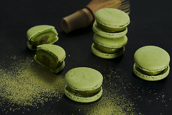 포토 JPG 스튜디오촬영 검은배경 디저트 실내 누끼 사람없음 여러개 달콤 녹차 오브젝트 마카롱 녹차가루 말차 차선_다기 녹차맛 국내포토 음식 다수 백그라운드 내부 차_음료 검은색 맛 다기 가루 파일형식