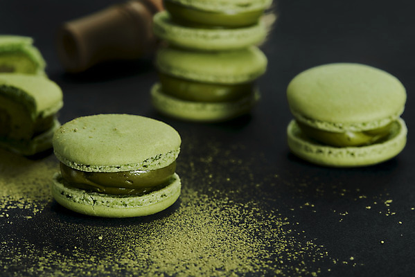 포토 JPG 스튜디오촬영 검은배경 디저트 실내 누끼 사람없음 여러개 달콤 녹차 오브젝트 마카롱 녹차가루 말차 차선_다기 녹차맛 국내포토 음식 다수 백그라운드 내부 차_음료 검은색 맛 다기 가루 파일형식