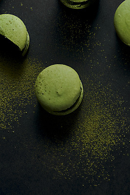포토 JPG 스튜디오촬영 검은배경 디저트 실내 누끼 사람없음 하이앵글 달콤 녹차 오브젝트 마카롱 녹차가루 말차 플랫레이 녹차맛 국내포토 음식 뷰포인트 백그라운드 내부 차_음료 검은색 플랫 맛 가루 파일형식