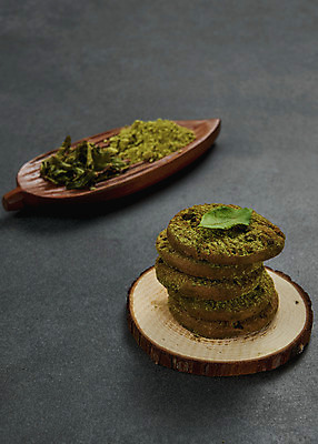 포토 JPG 스튜디오촬영 검은배경 디저트 건조 실내 누끼 사람없음 쿠키 녹차 오브젝트 나무그릇 녹차가루 녹차잎 말차 녹차맛 국내포토 그릇 음식 백그라운드 내부 목재 차_음료 검은색 맛 가루 찻잎 파일형식