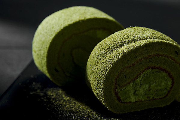 포토 JPG 스튜디오촬영 검은배경 디저트 실내 누끼 근접촬영 사람없음 두개 녹차 오브젝트 롤케이크 녹차가루 말차 녹차맛 국내포토 음식 뷰포인트 백그라운드 2 내부 차_음료 케이크 검은색 맛 가루 파일형식