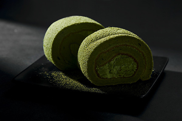 포토 JPG 스튜디오촬영 검은배경 디저트 실내 누끼 근접촬영 사람없음 두개 녹차 오브젝트 롤케이크 녹차가루 말차 녹차맛 국내포토 음식 뷰포인트 백그라운드 2 내부 차_음료 케이크 검은색 맛 가루 파일형식