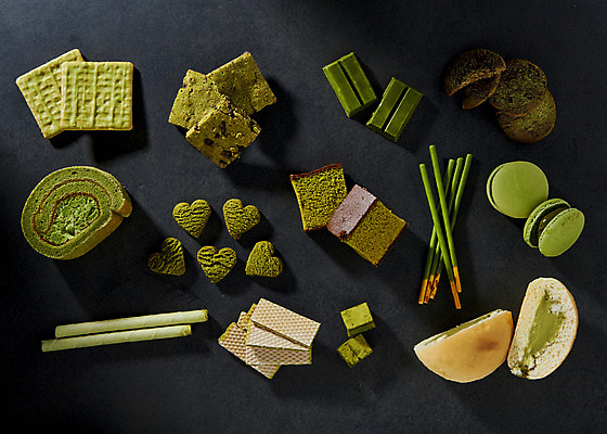 포토 JPG 스튜디오촬영 빵 검은배경 디저트 실내 누끼 사람없음 하이앵글 쿠키 과자 초콜릿 달콤 녹차 오브젝트 빼빼로 마카롱 롤케이크 말차 브라우니 카스테라 플랫레이 생초콜릿 녹차맛 국내포토 음식 뷰포인트 백그라운드 내부 차_음료 케이크 검은색 플랫 맛 막대과자 파일형식