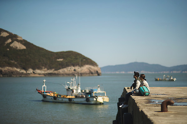 포토 JPG 주간 전신 커플 응시 여자 남자 바다 커플라이프 섬 여행 배낭 하늘 휴식 사람 앉기 성인 야외 두명 옆모습 30대 한국인 인천 선박 성인만 옹진군 국내포토 자연요소 라이프스타일 시선 뷰포인트 컨셉 수상교통 가방 관계 모션 한국 동양인 장년 파일형식