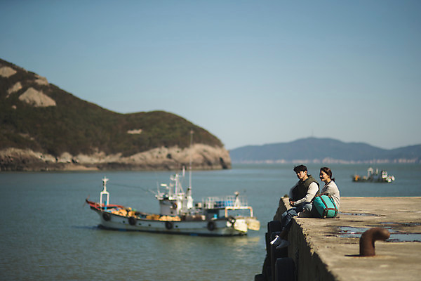 포토 JPG 주간 전신 커플 응시 여자 남자 바다 커플라이프 섬 여행 배낭 하늘 휴식 사람 앉기 성인 야외 두명 옆모습 30대 한국인 인천 선박 성인만 옹진군 국내포토 자연요소 라이프스타일 시선 뷰포인트 컨셉 수상교통 가방 관계 모션 한국 동양인 장년 파일형식