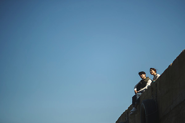 포토 JPG 주간 전신 커플 응시 여자 남자 로우앵글 커플라이프 섬 여행 하늘 휴식 사람 앉기 성인 야외 두명 옆모습 30대 한국인 인천 성인만 옹진군 국내포토 자연요소 라이프스타일 시선 뷰포인트 컨셉 관계 모션 한국 동양인 장년 파일형식