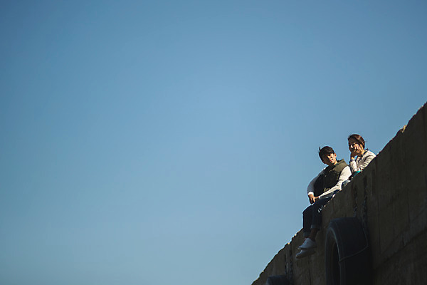 포토 JPG 주간 전신 커플 응시 여자 남자 로우앵글 커플라이프 섬 여행 하늘 휴식 사람 앉기 성인 야외 두명 옆모습 30대 턱괴기 한국인 인천 성인만 옹진군 국내포토 자연요소 라이프스타일 시선 뷰포인트 컨셉 관계 모션 한국 동양인 장년 파일형식