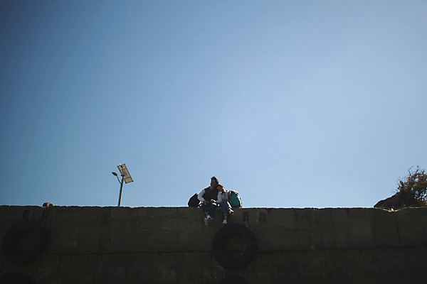 포토 JPG 주간 전신 커플 응시 여자 남자 로우앵글 커플라이프 섬 여행 배낭 하늘 휴식 사람 앉기 성인 야외 두명 앞모습 30대 기댐 한국인 인천 성인만 옹진군 국내포토 자연요소 라이프스타일 시선 뷰포인트 컨셉 가방 관계 모션 한국 동양인 장년 파일형식