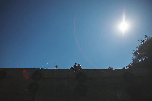 포토 JPG 주간 전신 커플 응시 여자 남자 로우앵글 커플라이프 섬 여행 배낭 하늘 휴식 대화 사람 앉기 성인 야외 두명 앞모습 30대 햇빛 마주보기 한국인 인천 성인만 옹진군 국내포토 자연요소 라이프스타일 시선 뷰포인트 컨셉 가방 관계 모션 한국 말하기 동양인 장년 태양 파일형식