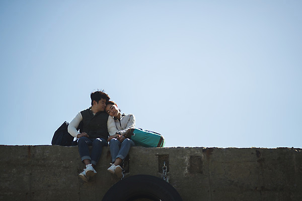 포토 JPG 주간 전신 커플 응시 여자 남자 커플라이프 섬 여행 배낭 하늘 휴식 사람 앉기 성인 야외 두명 앞모습 30대 기댐 한국인 인천 성인만 옹진군 국내포토 자연요소 라이프스타일 시선 뷰포인트 컨셉 가방 관계 모션 한국 동양인 장년 파일형식