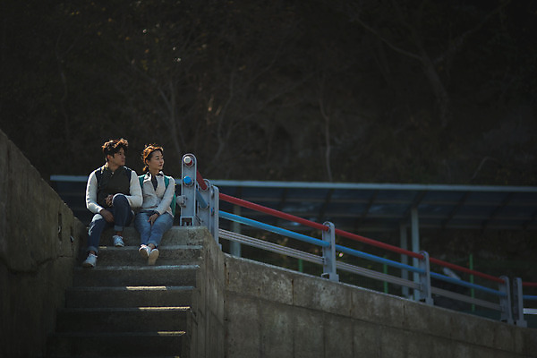 포토 JPG 주간 전신 커플 응시 여자 남자 커플라이프 섬 여행 휴식 사람 앉기 성인 야외 두명 앞모습 30대 손잡기 한국인 인천 성인만 옹진군 국내포토 자연요소 라이프스타일 시선 뷰포인트 컨셉 관계 모션 한국 동양인 장년 파일형식