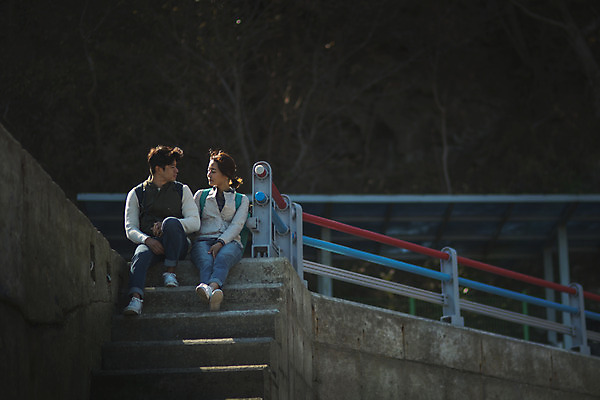 포토 JPG 주간 전신 커플 응시 여자 남자 커플라이프 섬 여행 배낭 휴식 사람 앉기 성인 야외 두명 앞모습 30대 마주보기 손잡기 한국인 인천 성인만 옹진군 국내포토 자연요소 라이프스타일 시선 뷰포인트 컨셉 가방 관계 모션 한국 동양인 장년 파일형식