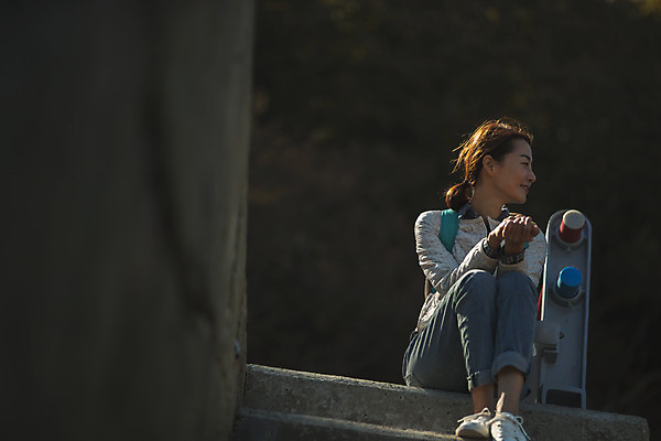 포토 JPG 주간 전신 응시 여자 섬 여행 배낭 휴식 한명 미소 사람 앉기 성인 야외 앞모습 30대 한국인 인천 성인여자한명만 옹진군 국내포토 자연요소 1 시선 뷰포인트 컨셉 가방 모션 한국 표정 동양인 장년 여자한명만 성인여자만 파일형식