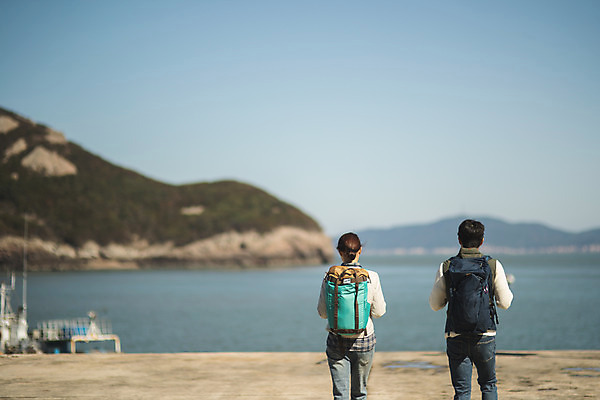 포토 JPG 주간 커플 여자 남자 바다 커플라이프 섬 여행 배낭 서기 사람 상반신 성인 야외 두명 뒷모습 30대 한국인 인천 선박 성인만 옹진군 국내포토 자연요소 라이프스타일 뷰포인트 수상교통 가방 관계 모션 한국 동양인 장년 파일형식