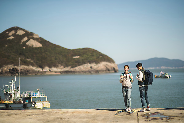 포토 JPG 주간 전신 커플 여자 남자 바다 커플라이프 섬 여행 배낭 서기 미소 사람 성인 야외 두명 앞모습 뒷모습 30대 한국인 뒤돌아보기 인천 선박 성인만 옹진군 국내포토 자연요소 라이프스타일 뷰포인트 수상교통 가방 관계 모션 한국 표정 동양인 장년 파일형식