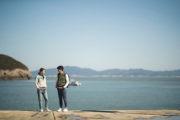 포토 JPG 주간 전신 커플 응시 여자 남자 바다 커플라이프 섬 여행 배낭 서기 미소 사람 성인 야외 두명 앞모습 30대 마주보기 한국인 주머니손 인천 성인만 옹진군 국내포토 자연요소 라이프스타일 시선 뷰포인트 가방 관계 모션 한국 표정 동양인 장년 파일형식