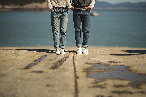 포토 JPG 주간 커플 여자 남자 바다 커플라이프 섬 여행 서기 사람 성인 야외 두명 앞모습 30대 한국인 하반신 주머니손 인천 옹진군 국내포토 자연요소 라이프스타일 뷰포인트 관계 모션 한국 동양인 장년 파일형식