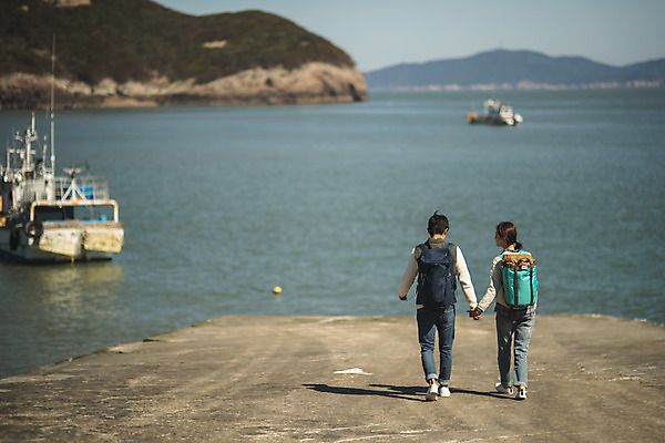포토 JPG 주간 전신 커플 여자 남자 바다 커플라이프 섬 여행 배낭 사람 성인 야외 두명 뒷모습 30대 걷기 손잡기 한국인 인천 선박 성인만 옹진군 국내포토 자연요소 라이프스타일 뷰포인트 수상교통 가방 관계 모션 한국 동양인 장년 파일형식