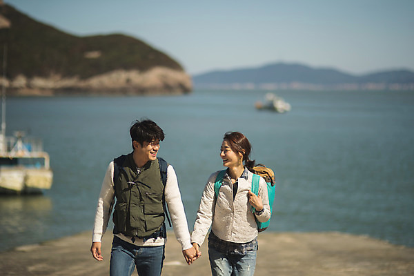포토 JPG 주간 커플 여자 남자 바다 커플라이프 섬 여행 배낭 미소 사람 상반신 성인 야외 두명 앞모습 30대 걷기 손잡기 한국인 인천 선박 성인만 옹진군 국내포토 자연요소 라이프스타일 뷰포인트 수상교통 가방 관계 모션 한국 표정 동양인 장년 파일형식