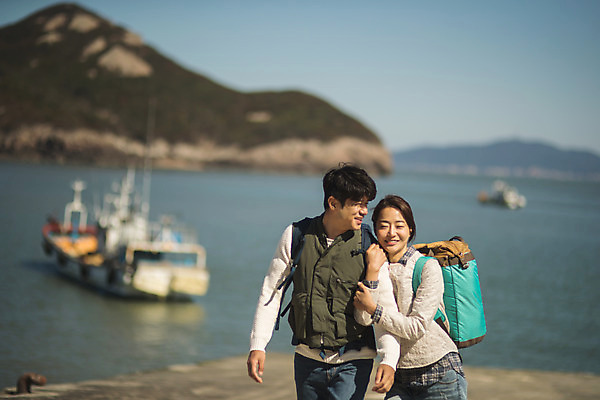 포토 JPG 주간 커플 여자 남자 바다 커플라이프 섬 여행 배낭 미소 사람 상반신 성인 야외 두명 앞모습 30대 걷기 팔짱 한국인 인천 선박 성인만 옹진군 국내포토 자연요소 라이프스타일 뷰포인트 수상교통 가방 관계 모션 한국 표정 동양인 장년 파일형식