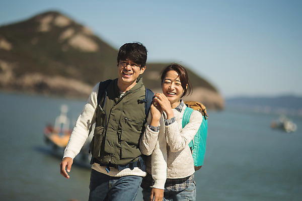 포토 JPG 주간 커플 여자 남자 바다 커플라이프 섬 여행 배낭 미소 사람 상반신 성인 야외 두명 앞모습 30대 걷기 팔짱 한국인 인천 선박 성인만 옹진군 국내포토 자연요소 라이프스타일 뷰포인트 수상교통 가방 관계 모션 한국 표정 동양인 장년 파일형식