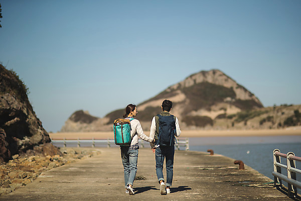 포토 JPG 주간 전신 커플 여자 남자 바다 커플라이프 섬 여행 배낭 사람 성인 야외 두명 뒷모습 30대 걷기 손잡기 한국인 인천 성인만 옹진군 국내포토 자연요소 라이프스타일 뷰포인트 가방 관계 모션 한국 동양인 장년 파일형식