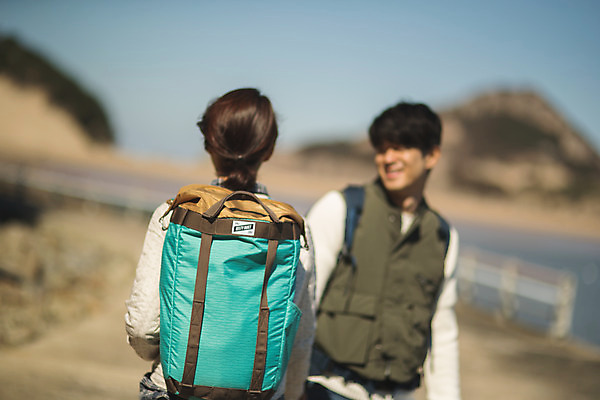 포토 JPG 주간 커플 여자 남자 커플라이프 섬 여행 배낭 사람 상반신 성인 야외 두명 앞모습 뒷모습 아웃포커스 30대 걷기 한국인 인천 성인만 옹진군 국내포토 자연요소 라이프스타일 뷰포인트 가방 관계 모션 한국 촬영기법 동양인 장년 파일형식