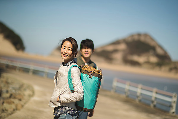 포토 JPG 주간 커플 여자 남자 커플라이프 섬 여행 배낭 서기 미소 사람 상반신 성인 야외 두명 앞모습 옆모습 아웃포커스 30대 한국인 주머니손 인천 성인만 옹진군 국내포토 자연요소 라이프스타일 뷰포인트 가방 관계 모션 한국 촬영기법 표정 동양인 장년 파일형식