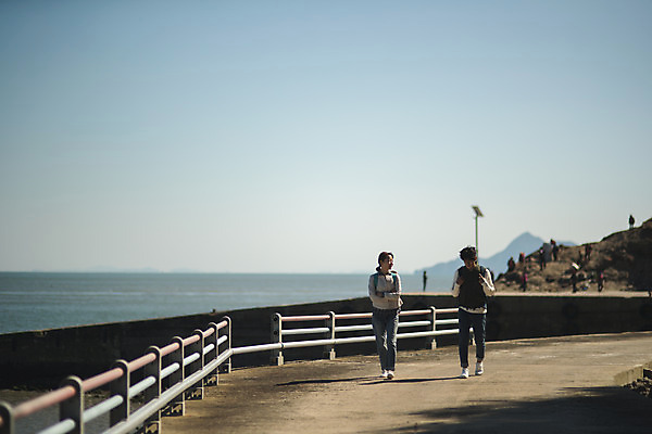 포토 JPG 주간 전신 커플 여자 남자 바다 커플라이프 섬 여행 배낭 사람 성인 야외 두명 앞모습 30대 걷기 한국인 인천 성인만 옹진군 국내포토 자연요소 라이프스타일 뷰포인트 가방 관계 모션 한국 동양인 장년 파일형식