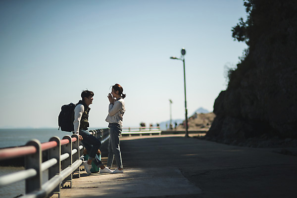 포토 JPG 주간 전신 커플 여자 남자 바다 커플라이프 섬 여행 배낭 대화 서기 미소 사람 성인 야외 두명 옆모습 30대 한국인 인천 성인만 옹진군 국내포토 자연요소 라이프스타일 뷰포인트 가방 관계 모션 한국 표정 말하기 동양인 장년 파일형식