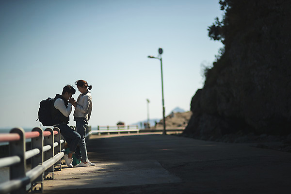 포토 JPG 주간 전신 커플 여자 남자 바다 커플라이프 섬 여행 배낭 서기 미소 사람 성인 야외 두명 옆모습 30대 손잡기 한국인 인천 성인만 옹진군 국내포토 자연요소 라이프스타일 뷰포인트 가방 관계 모션 한국 표정 동양인 장년 파일형식