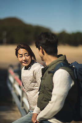 포토 JPG 주간 커플 응시 여자 남자 커플라이프 섬 여행 사람 앉기 상반신 성인 야외 두명 옆모습 30대 마주보기 한국인 인천 성인만 옹진군 국내포토 자연요소 라이프스타일 시선 뷰포인트 관계 모션 한국 동양인 장년 파일형식